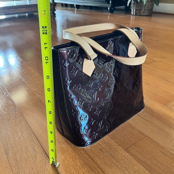 Louis Vuitton, Authentic & unique. Monogram Vermis Patent Leather Purse - Picture 13 of 16